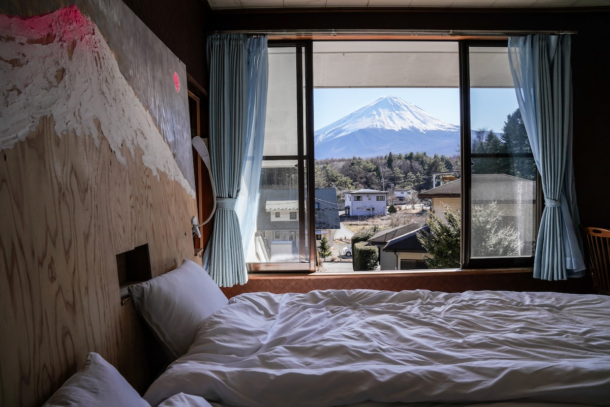 富士房间：富士山（ Fuji ）是一个大床头板，配有大窗户，配有大窗户，还有一个带石膏的大床头板。