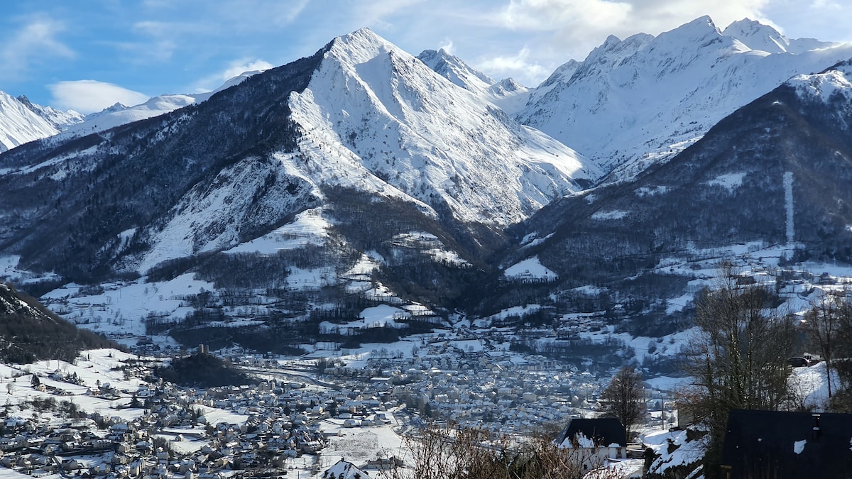 Location à Sazos - vue sur Luz Saint Sauveur