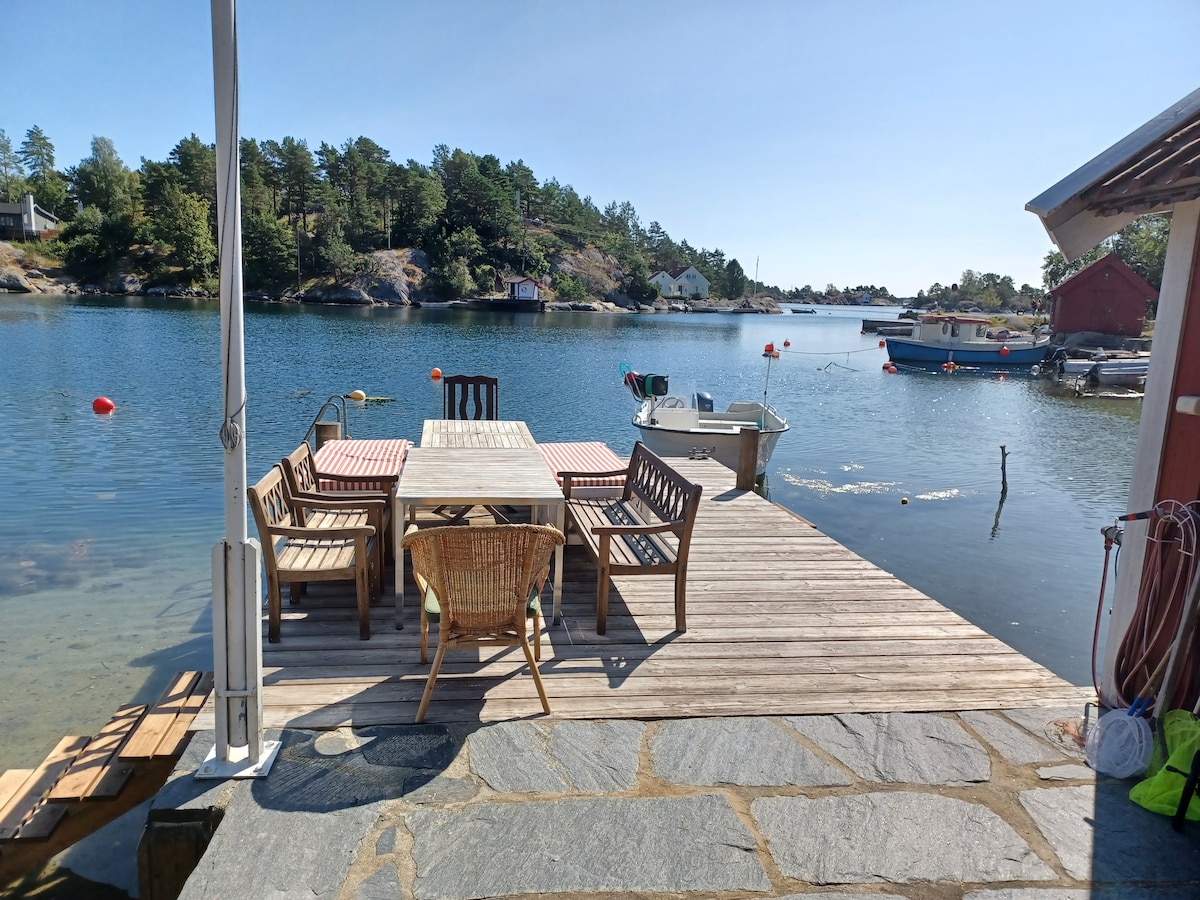 Stort hus med sjøbu, strand og brygge