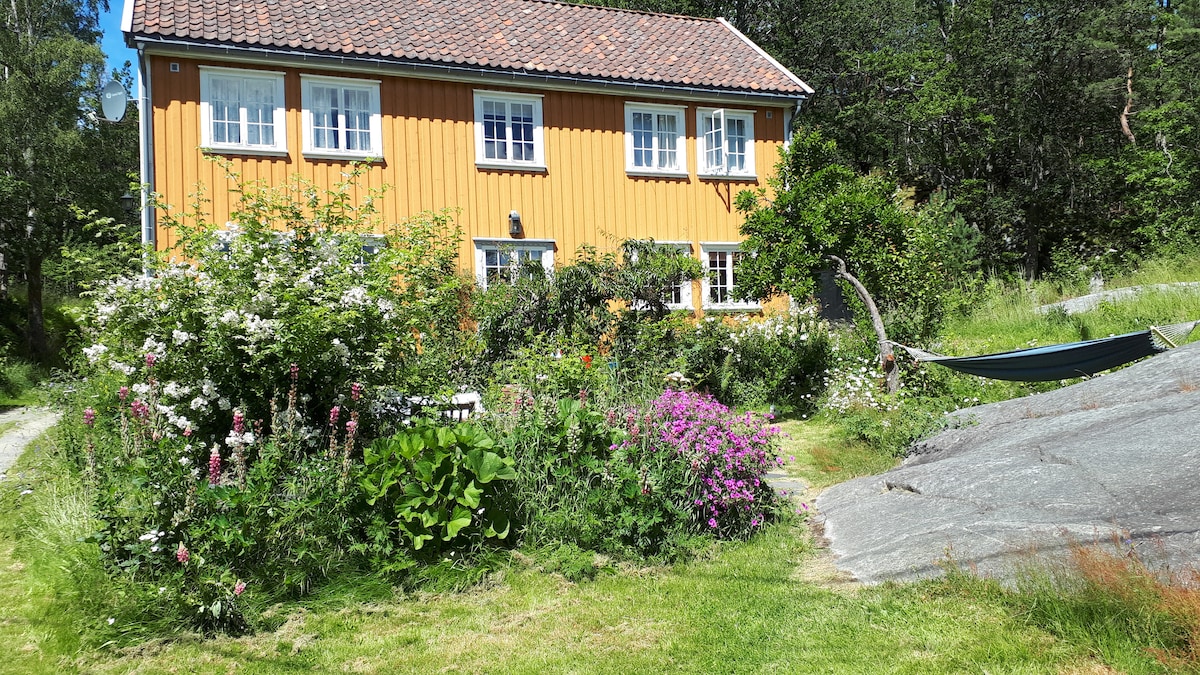 Stort hus med sjøbu, strand og brygge