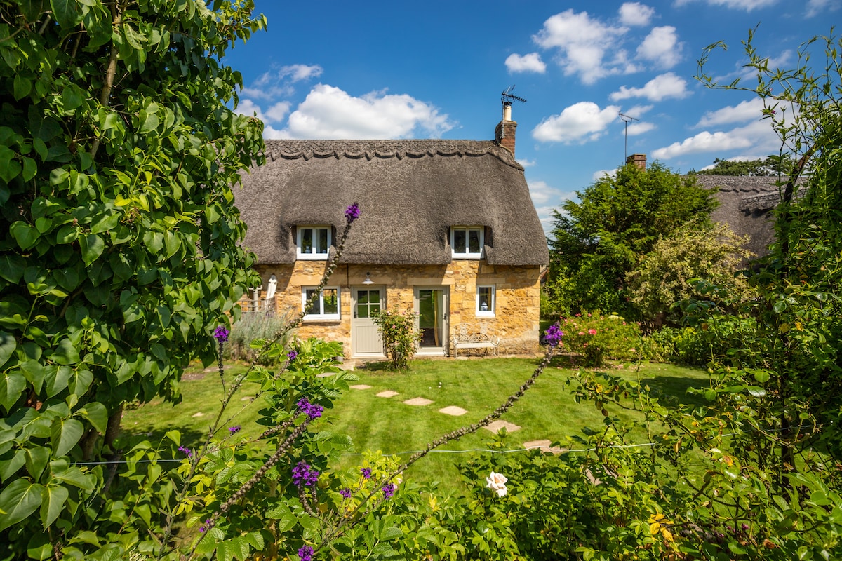 Ebrington的Church Steps Luxury Thatched Cottage