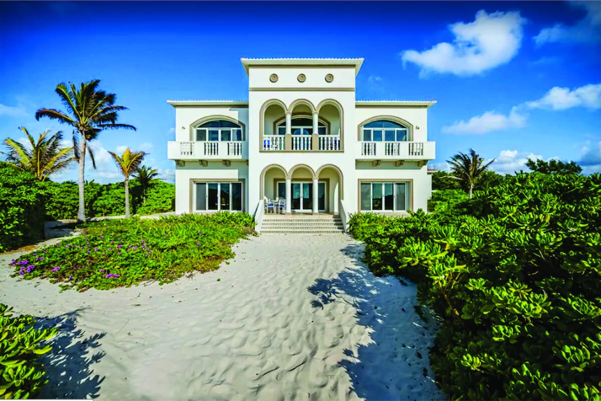 Villa del Mar Bonito, Beachfront.