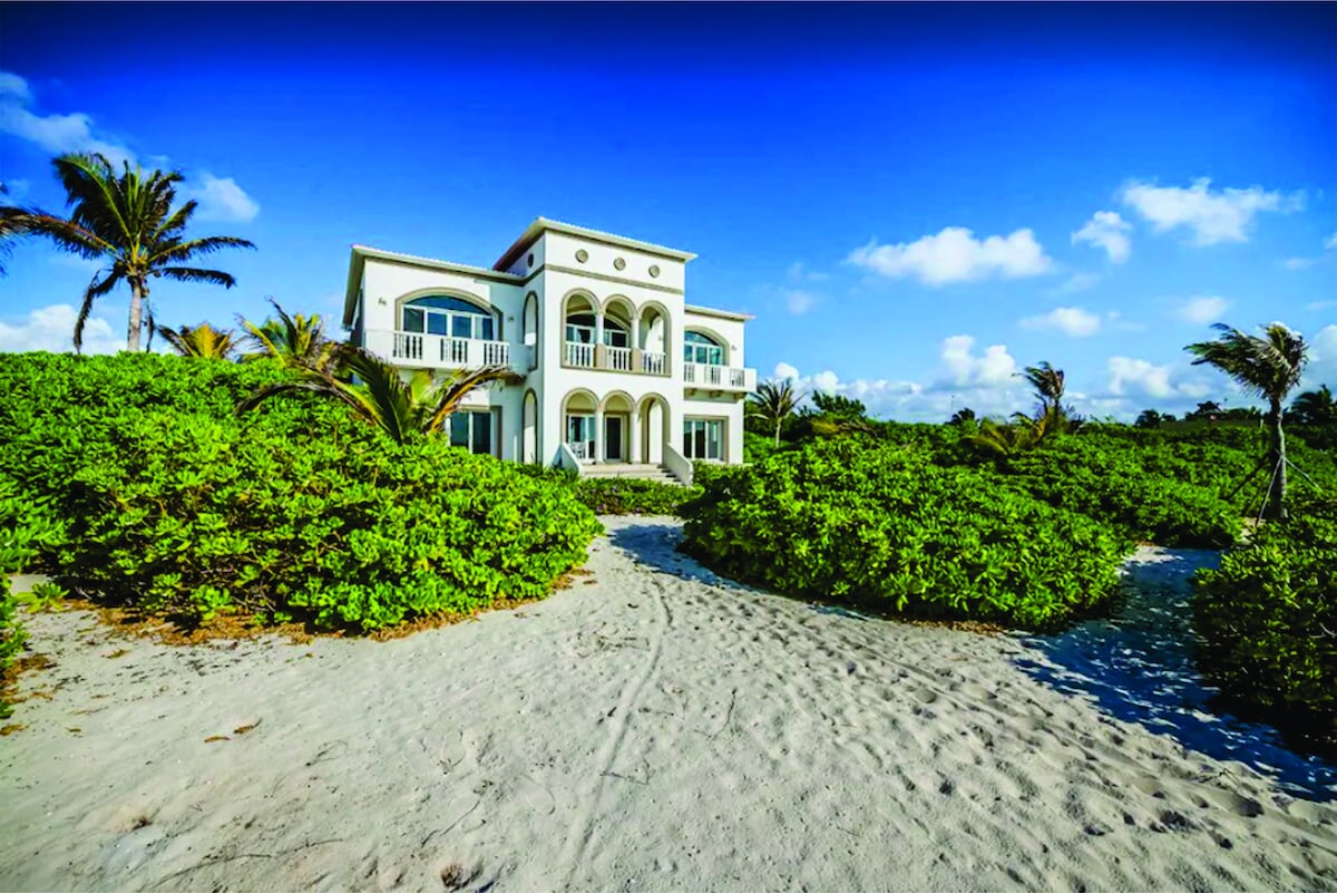 Villa del Mar Bonito, Beachfront.