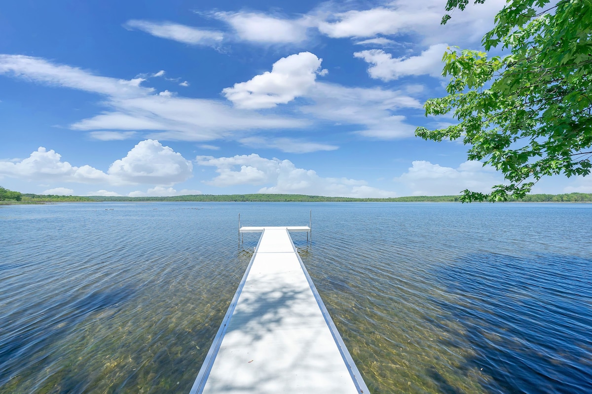 Lakefront detached house on the little lake