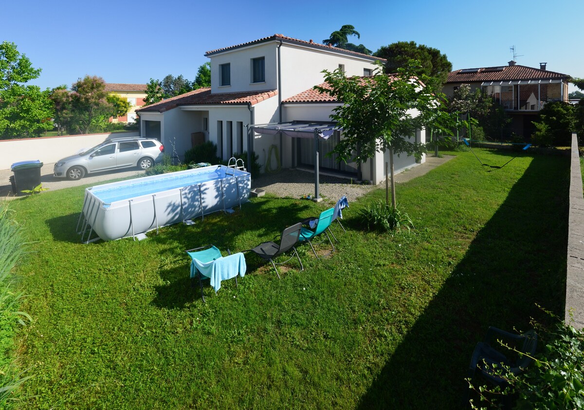 空调宽敞的房源+花园+2 PKG +泳池