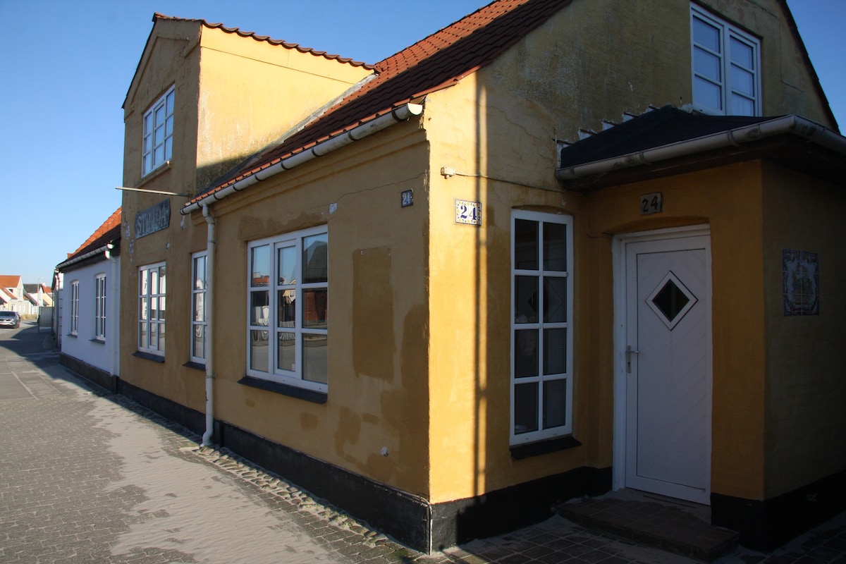 Skønt byhus i Løkkens gamle bydel, 2 min til havet