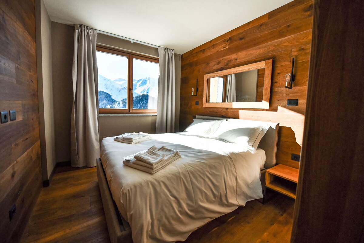 可观赏珠穆朗玛峰雪地草坪小屋景观的三卧室公寓