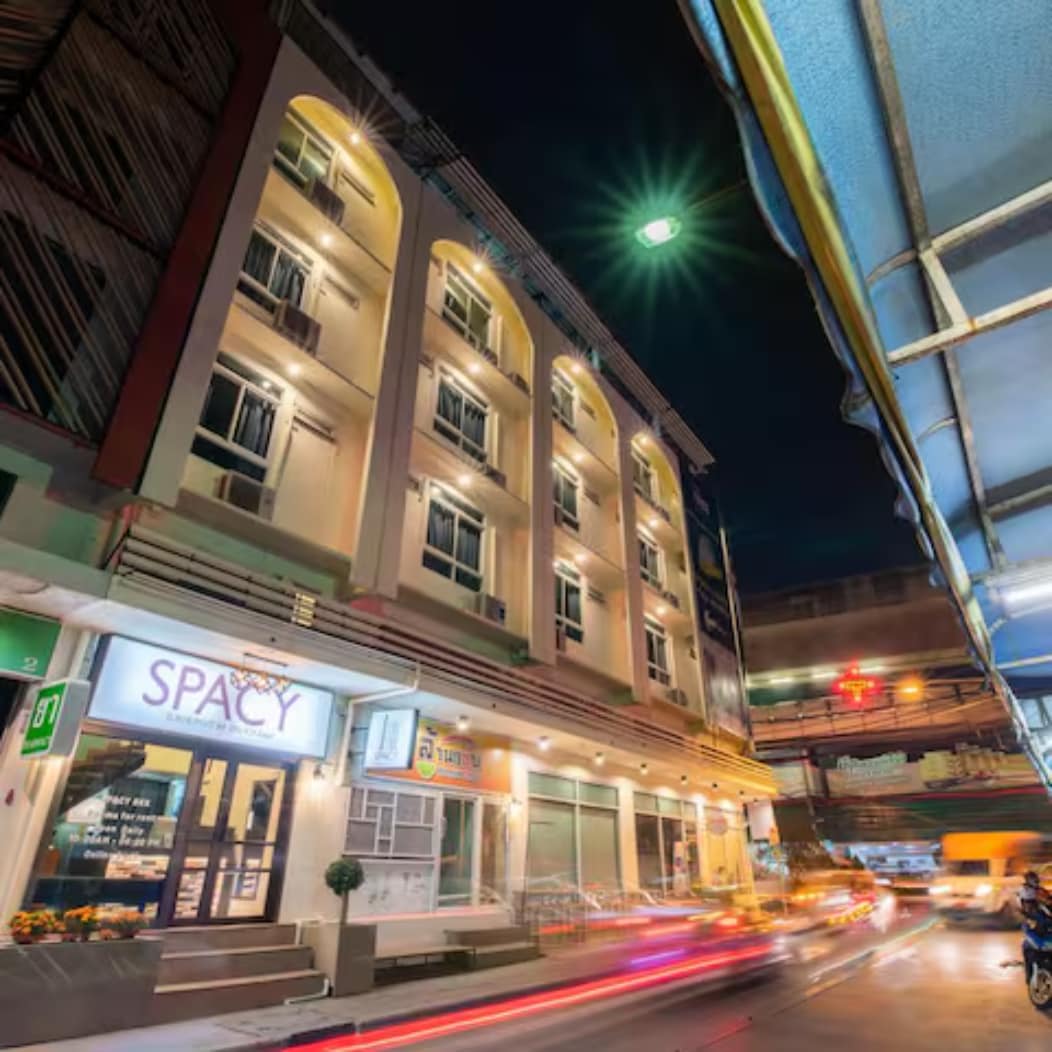 宽敞的曼谷浪漫旅馆，可欣赏城市灯光景观
