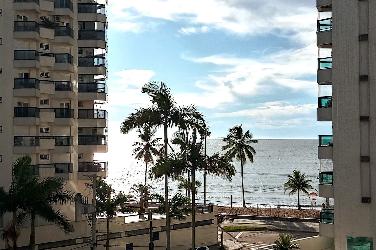 沙滩上的公寓，海景。 Praia Martin de Sa.