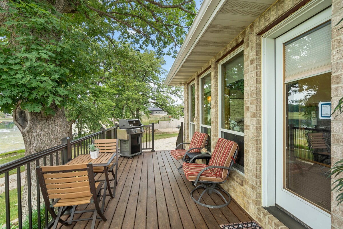 Lakeview Living - SUNROOM SUITE - Vacation Rental