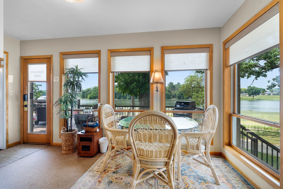 Lakeview Living - SUNROOM SUITE - Vacation Rental