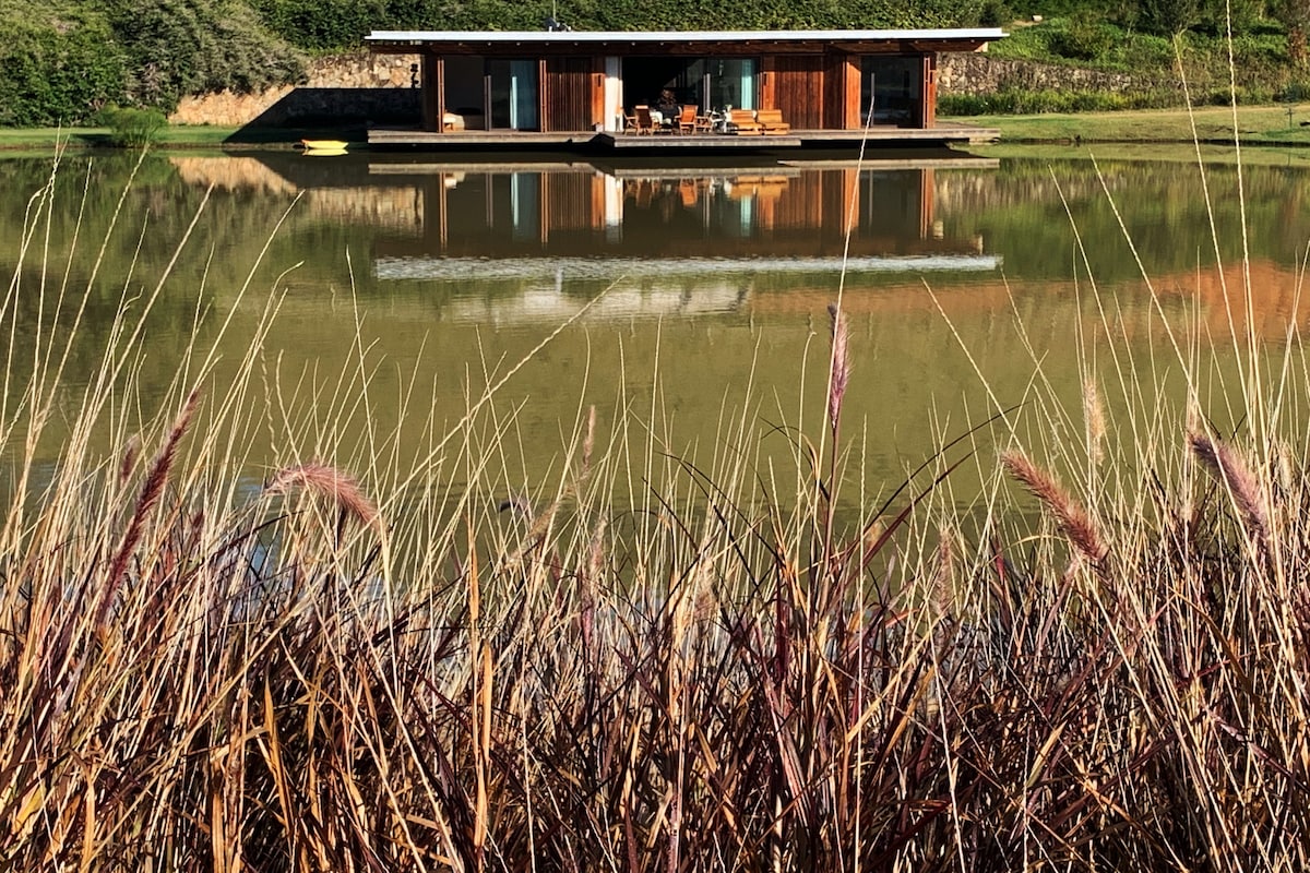 大坝旁湖畔的现代房屋