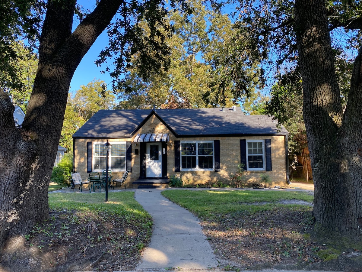 Entire Cozy Cottage Historical Azalea District