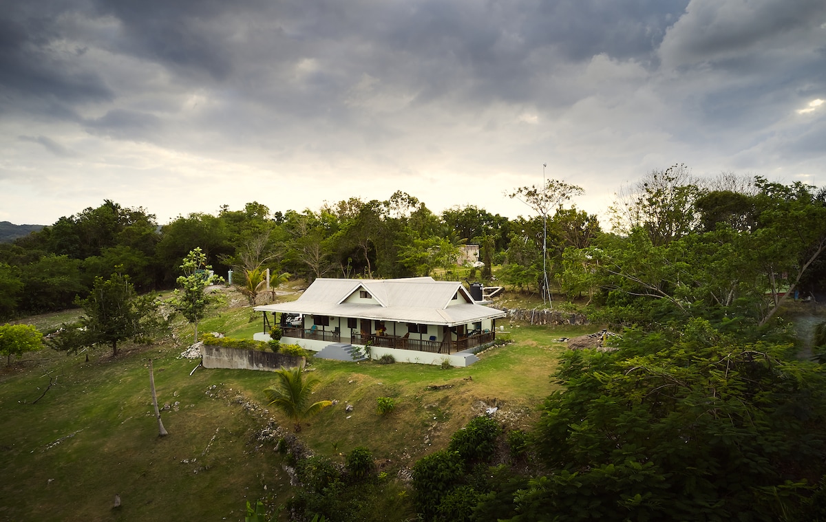 Pear Tree Hill Country Cottage..away from it all