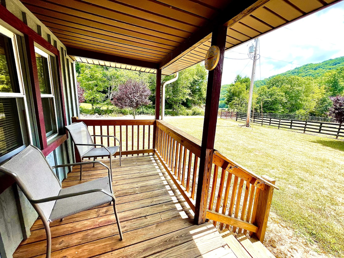 The Little Grey Cabin at Highland Hideaways