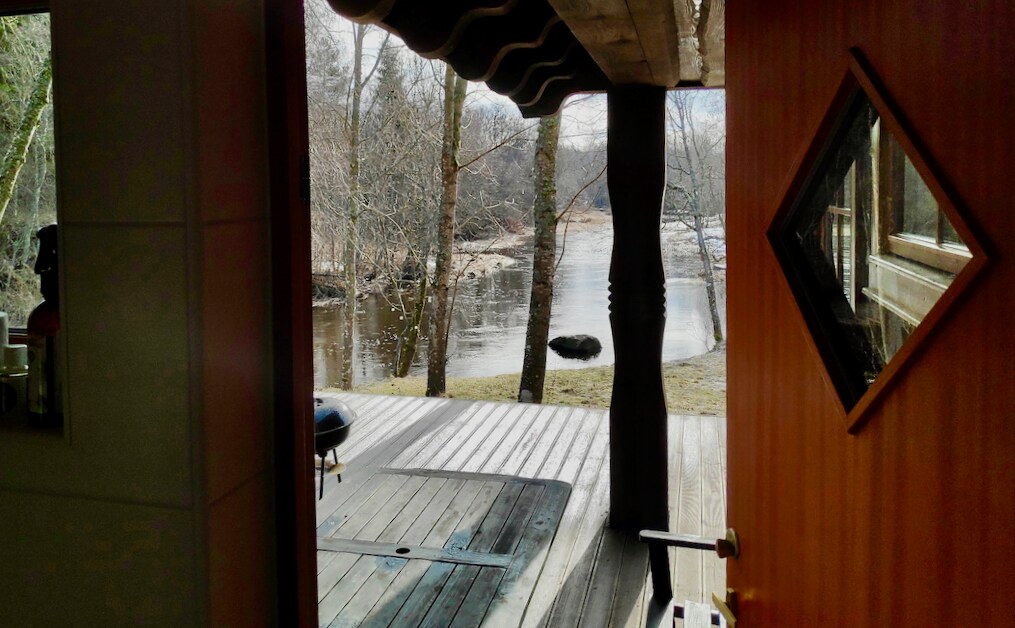Jõe小木屋，在河畔有桑拿浴室