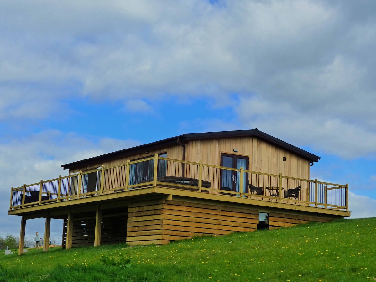 Ash情侣小屋，带热水浴缸，景色高耸