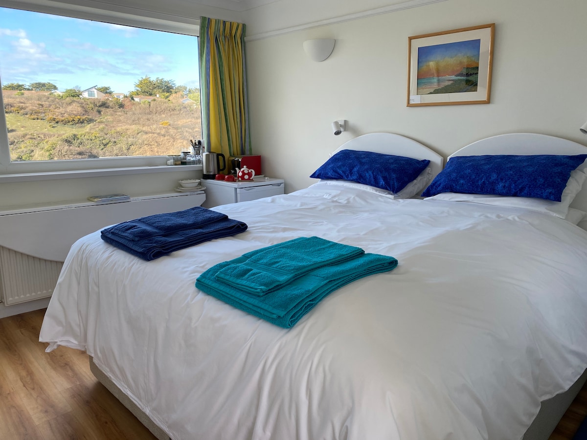 Polzeath, Karenza's Kabin, self-catering, parking