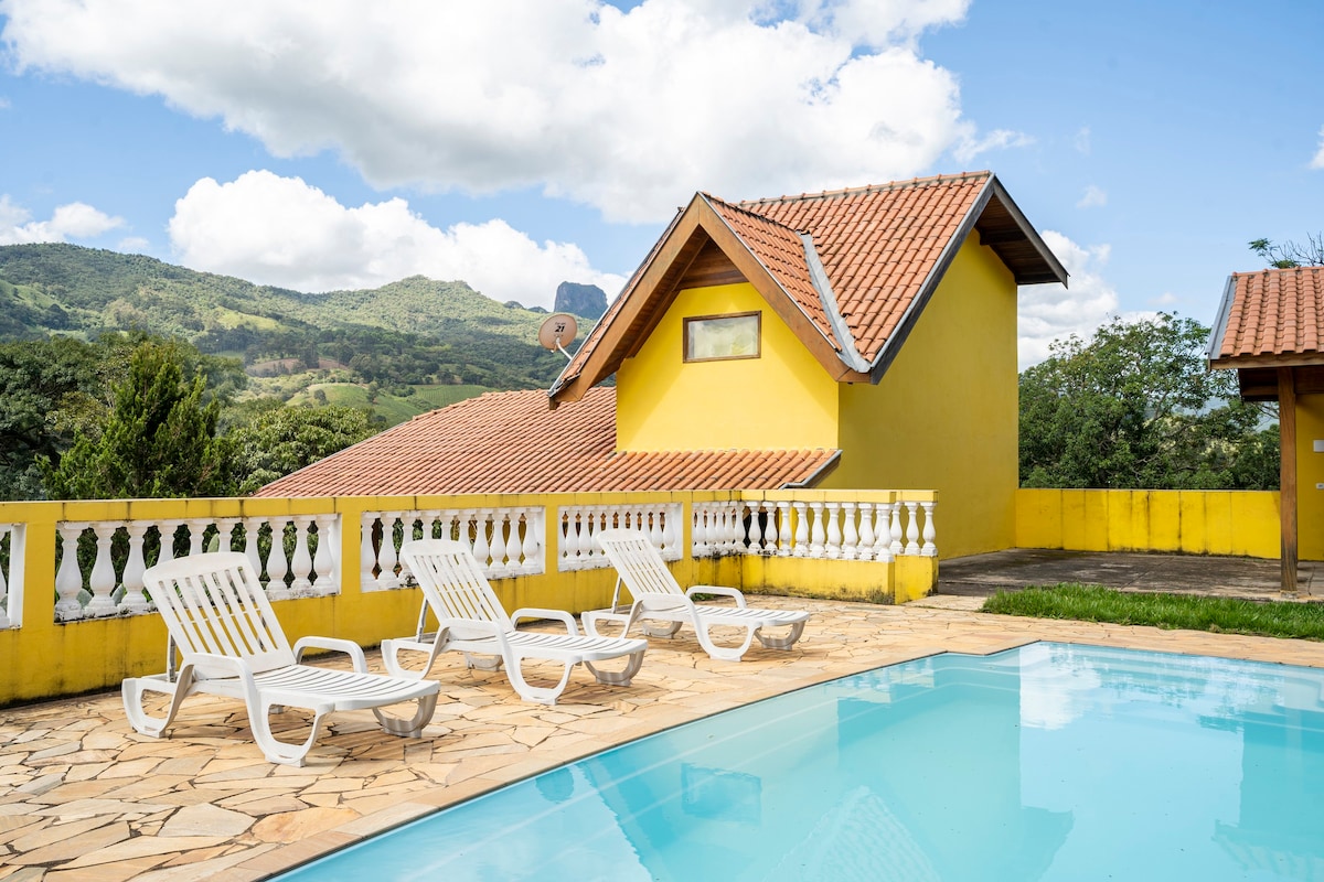 度假木屋，泳池，可俯瞰Pedra do Baú