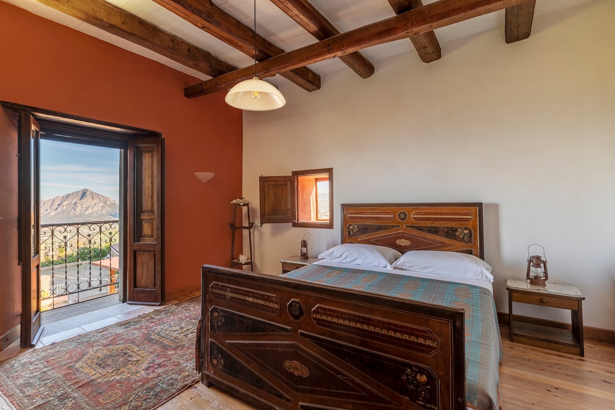 双卧室公寓，可俯瞰海景，坐落于一座古老的石制巴格里奥公寓