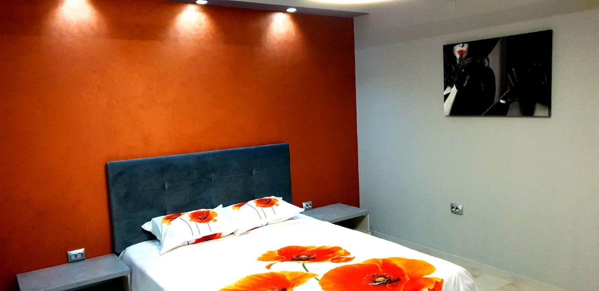 Orange Luxurious Apartment 3A ，设有私人停车场