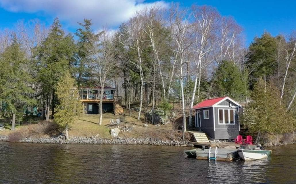 美丽的湖畔小屋，带湖景热水浴缸