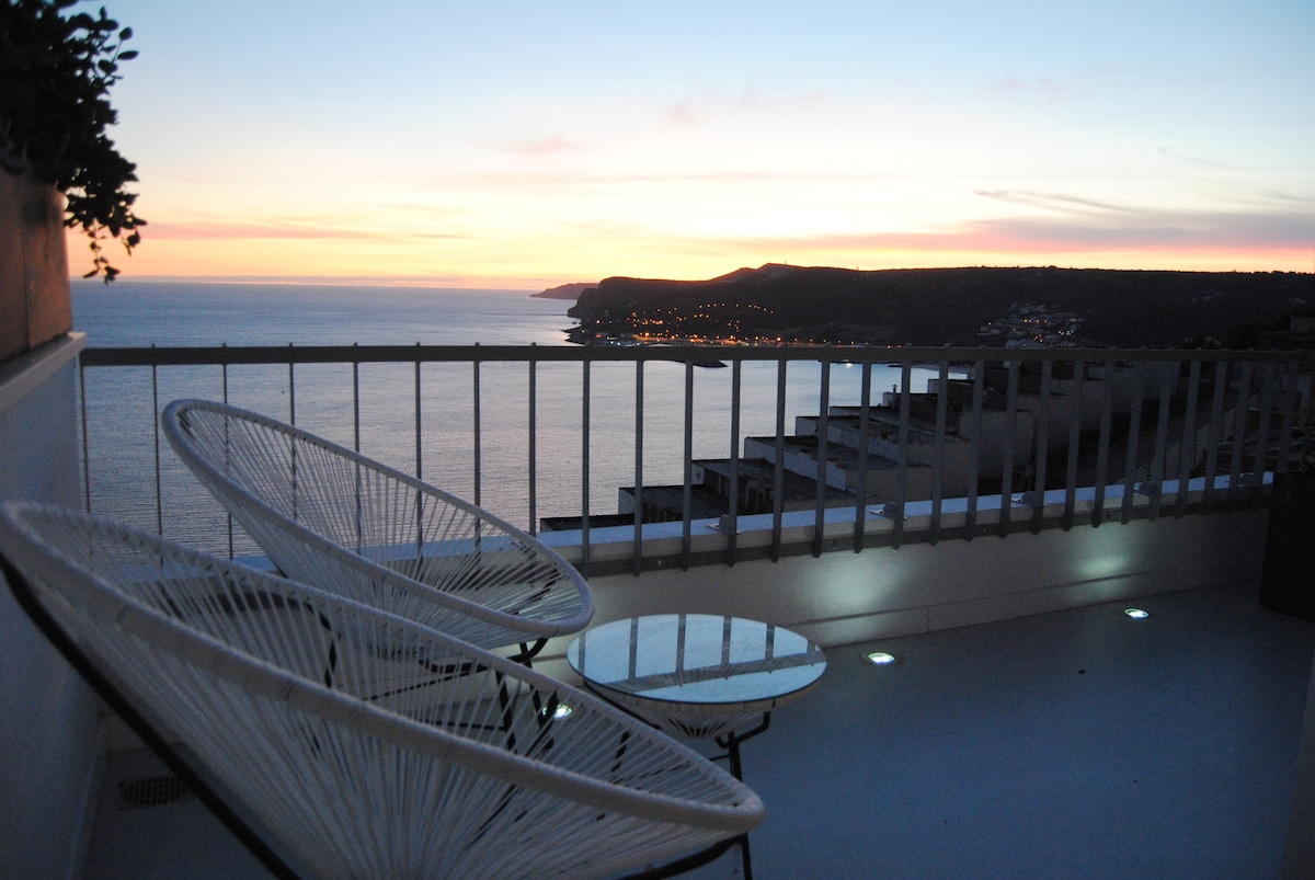 Sesimbra Cliff by Saudade