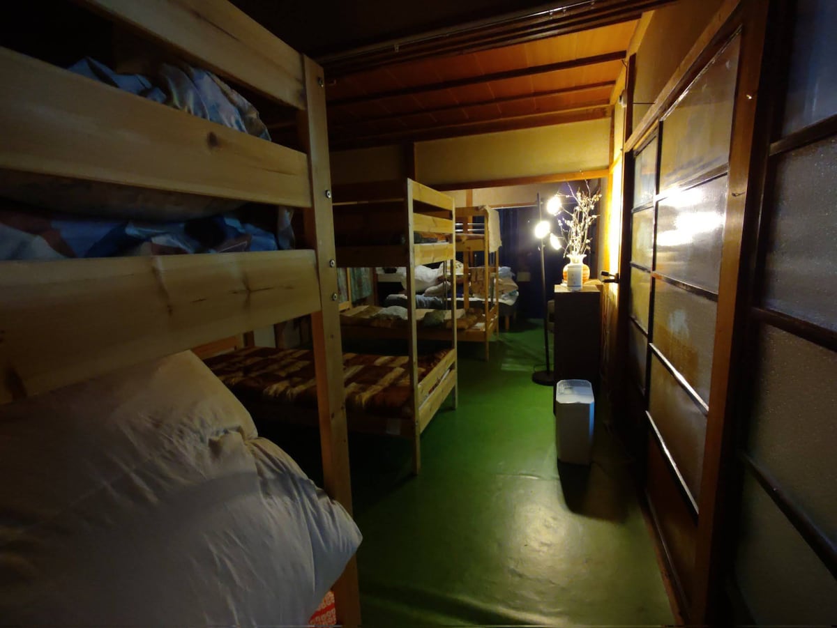 合住房间配备1张床，可容纳8位房客在日本