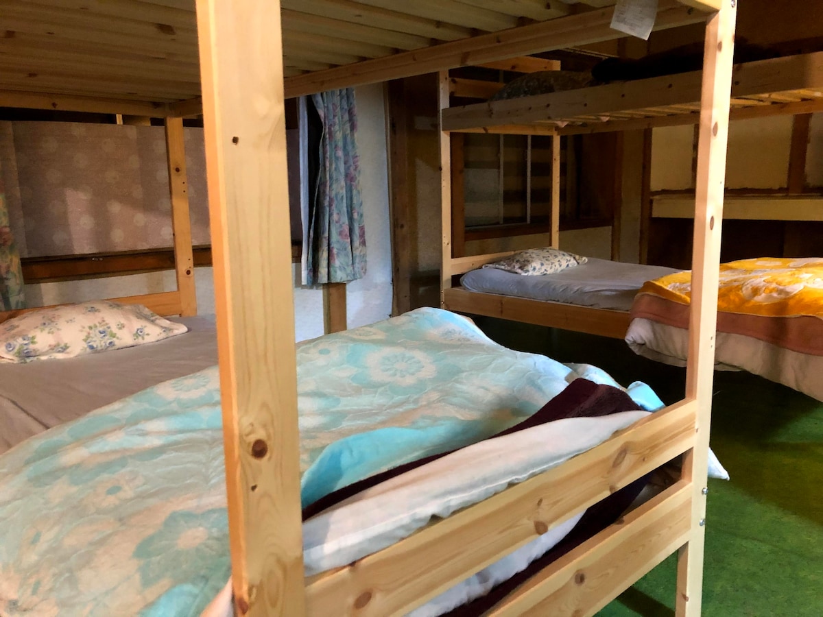 合住房间配备1张床，可容纳8位房客在日本