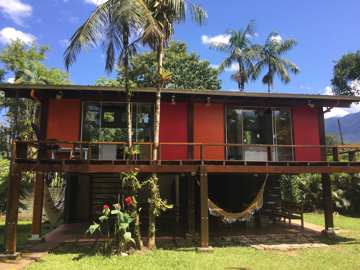 马伦比山脚下的度假木屋，配有河流、热水浴缸和巨嘴鸟