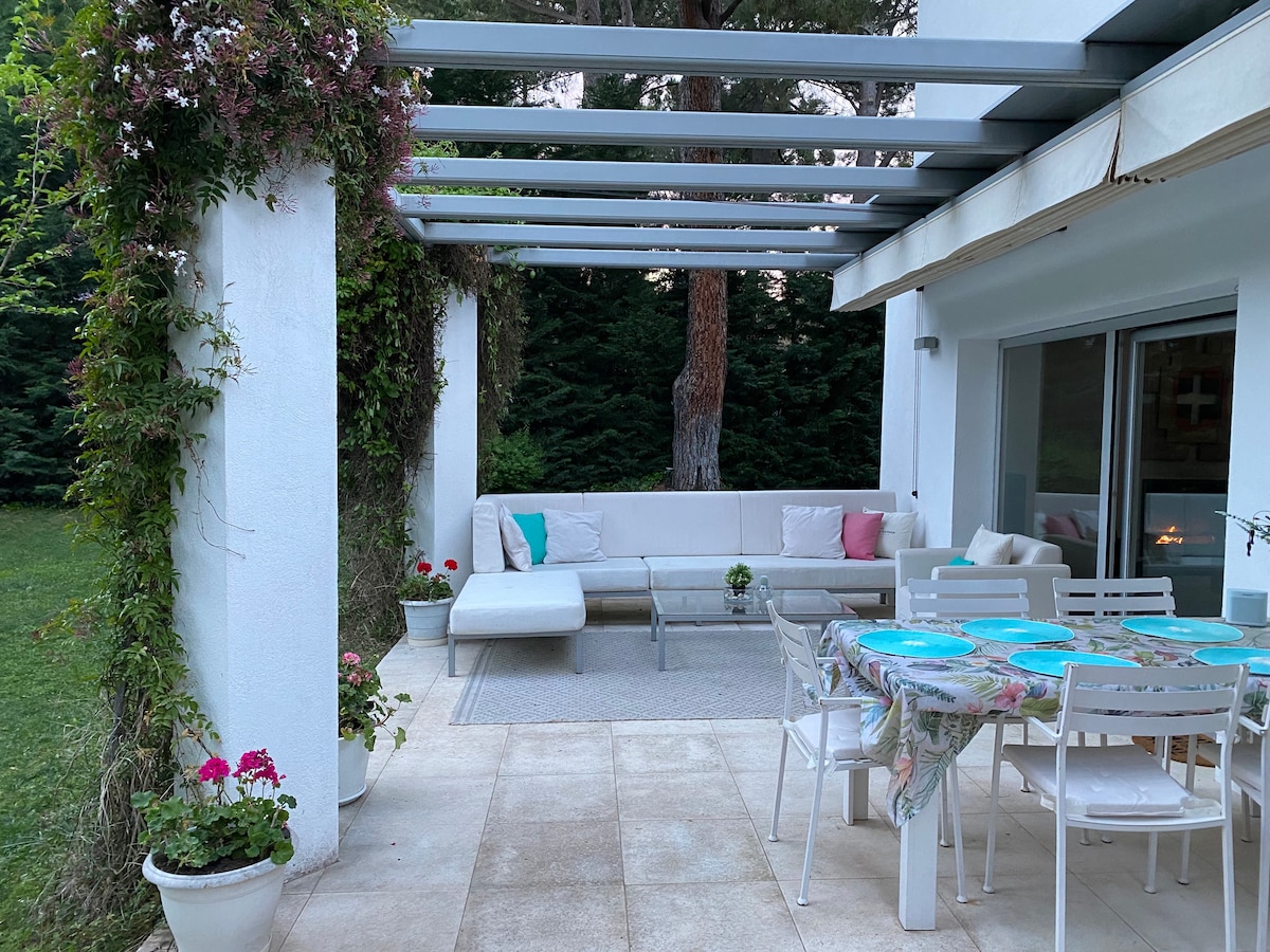 潘塔诺圣胡安（ Pantano San Juan ）设有大花园的设计师别墅。