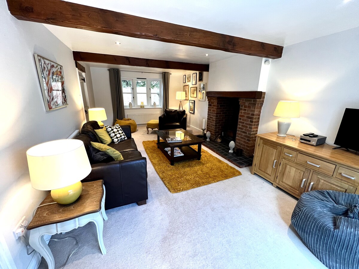 Cosy 3 bedroom house with log burner