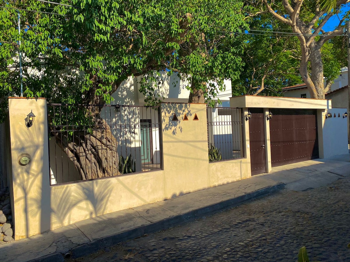 Casa arbolada con piscina, terraza y cochera.