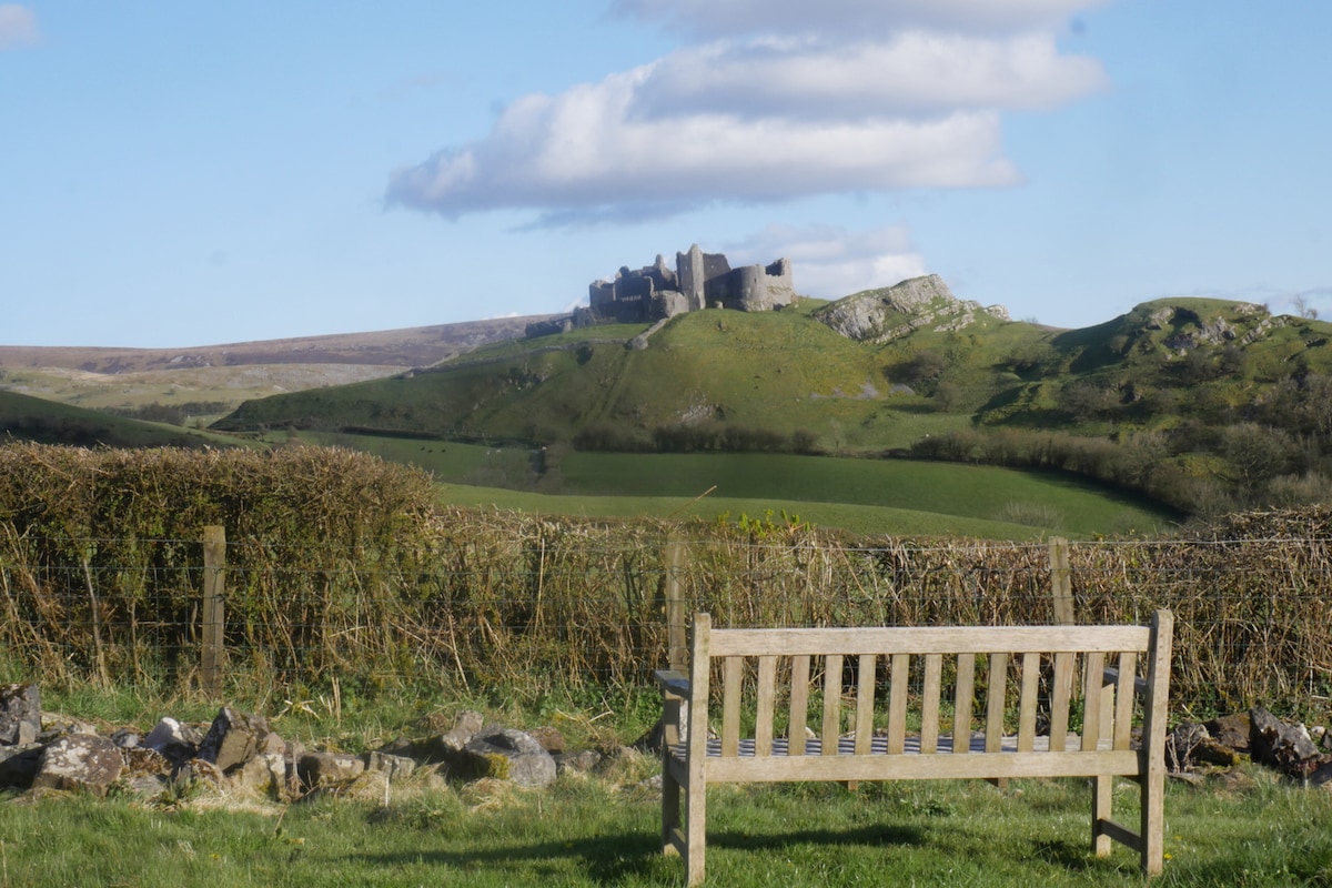 A cosy Brecon Beacons retreat with castle views