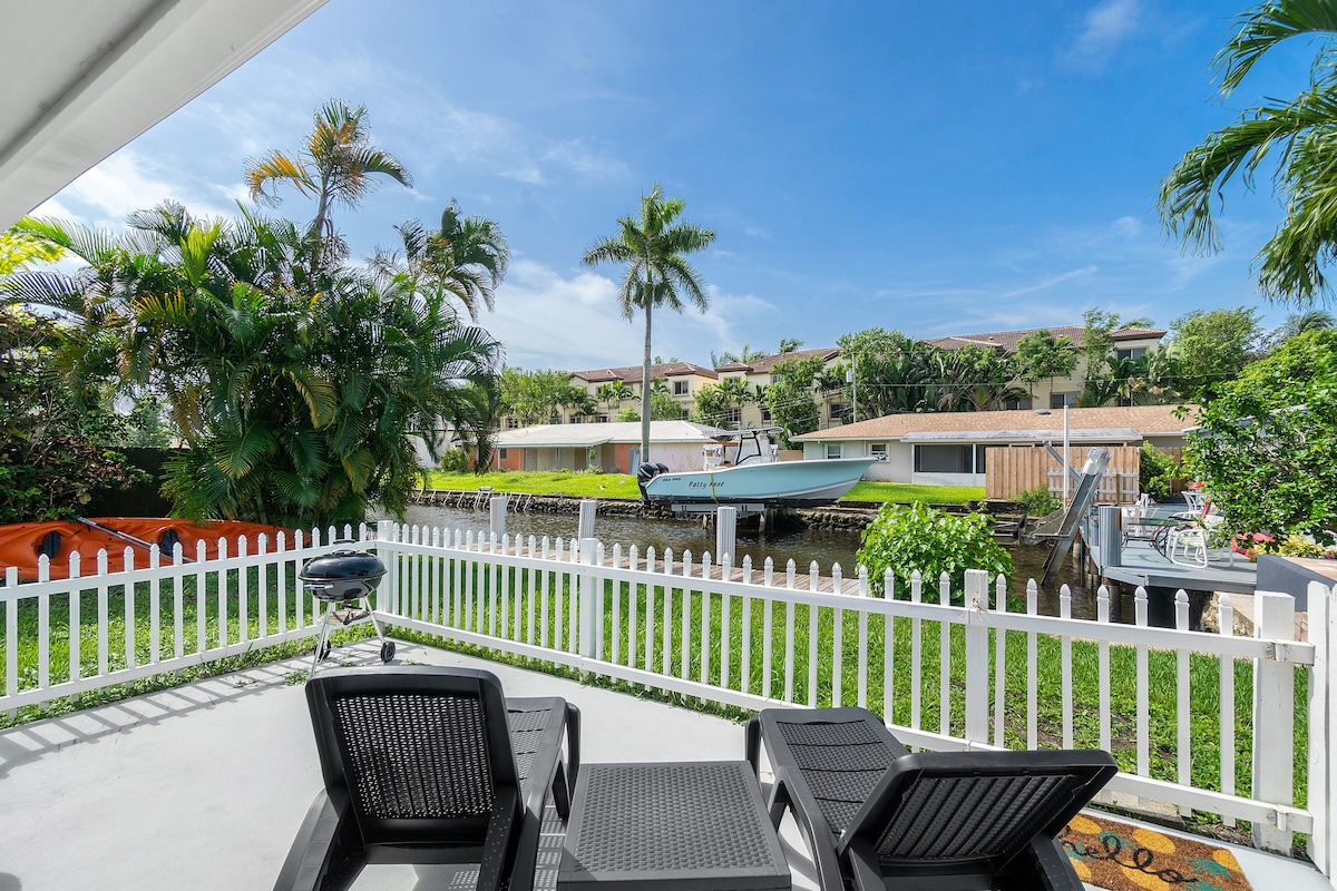 Peaceful + Roomy Waterfront Delray Beach House!