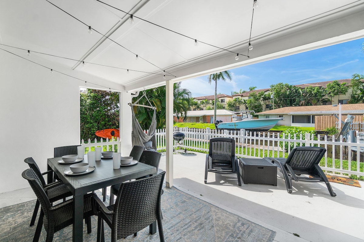 Peaceful + Roomy Waterfront Delray Beach House!