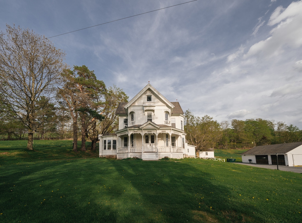 Sprawling Eclectic Farmhouse in Pastoral Bovina