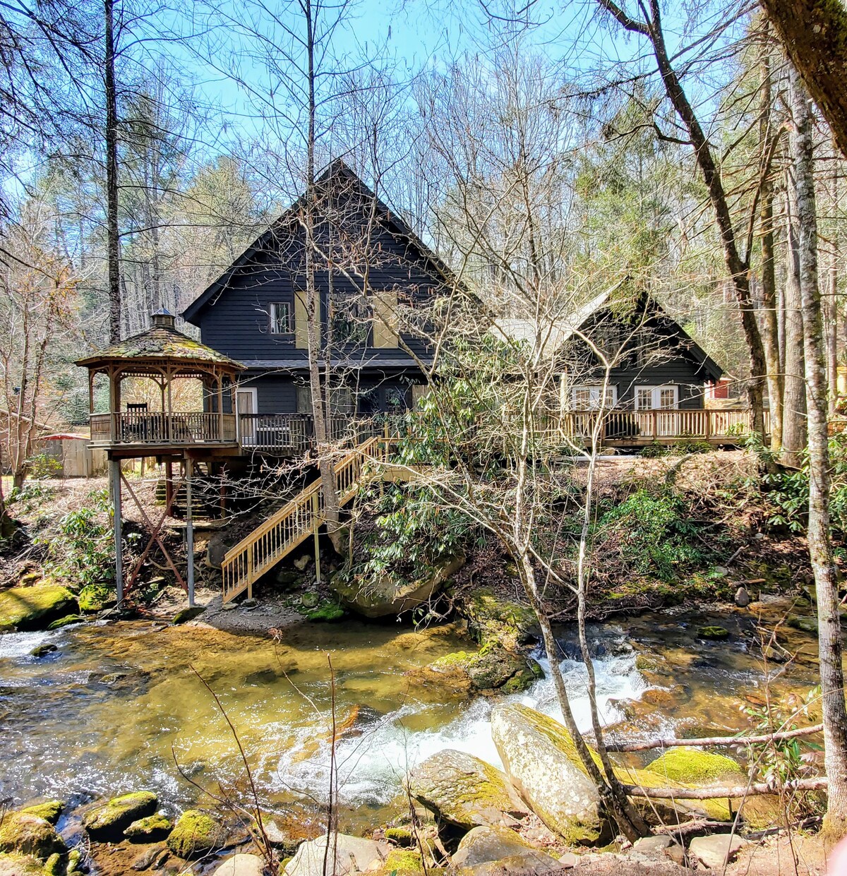 Jocassee Gorge Mountain Lodge on creek-Waterfront