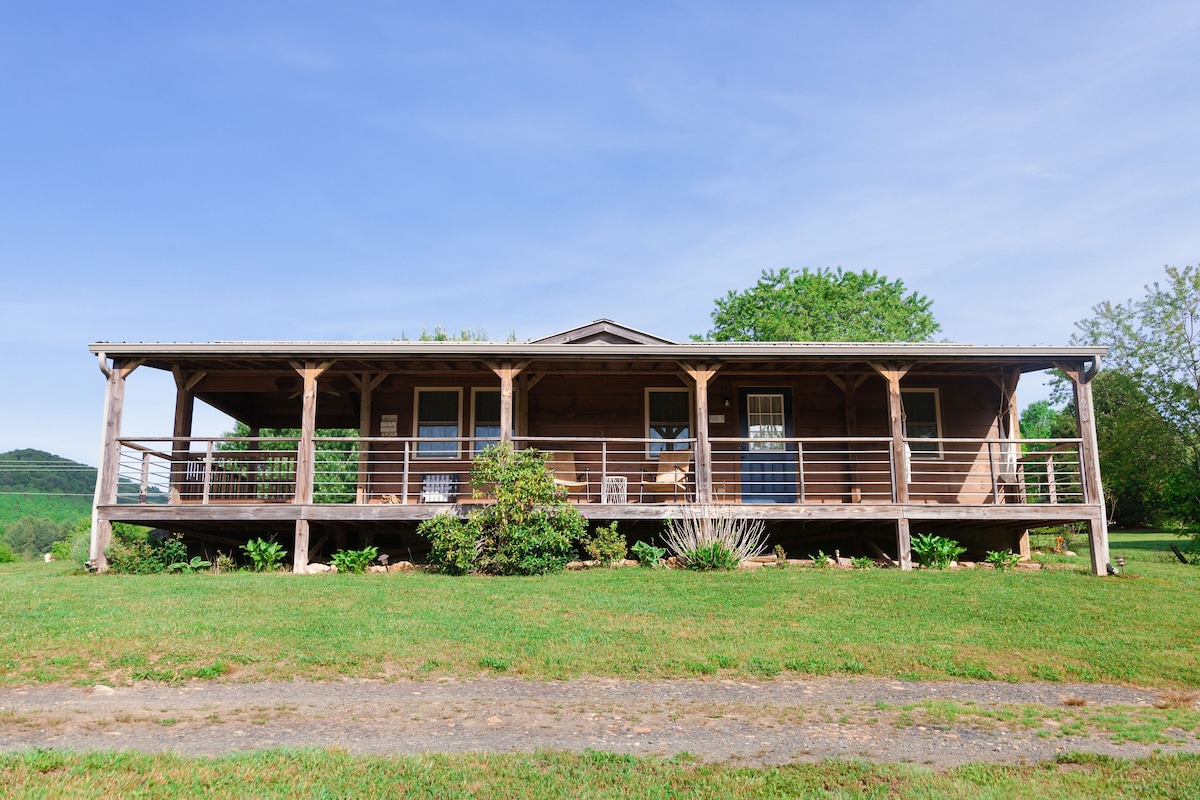 Hillside Hideaway - Tiny Cabin, Near New River