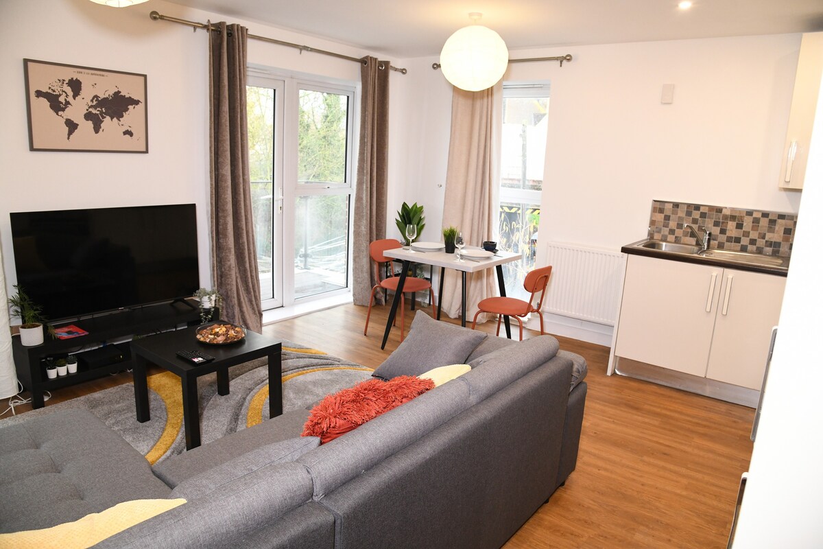 Crayford Super Cozy Two-Bed Flat