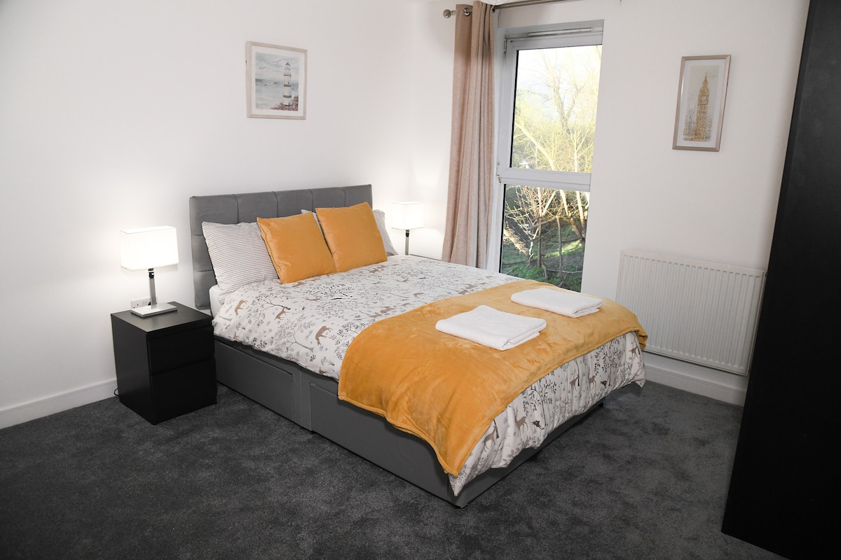 Crayford Super Cozy Two-Bed Flat