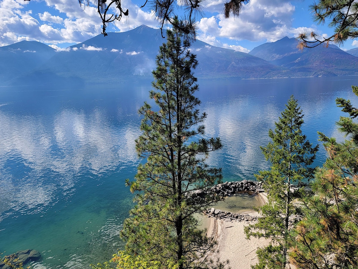 湖滨山坡景观，带海滩区域