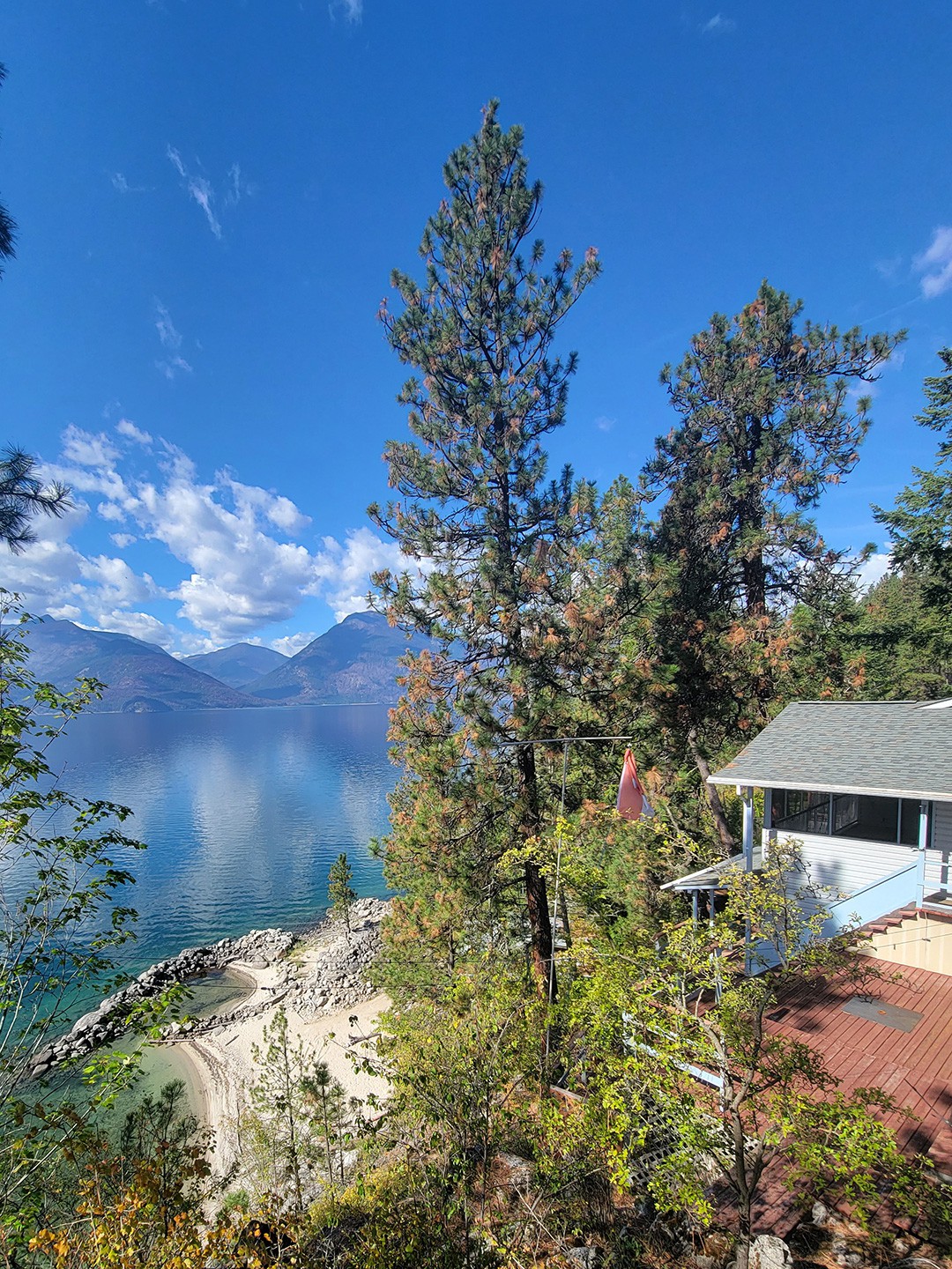 湖滨山坡景观，带海滩区域