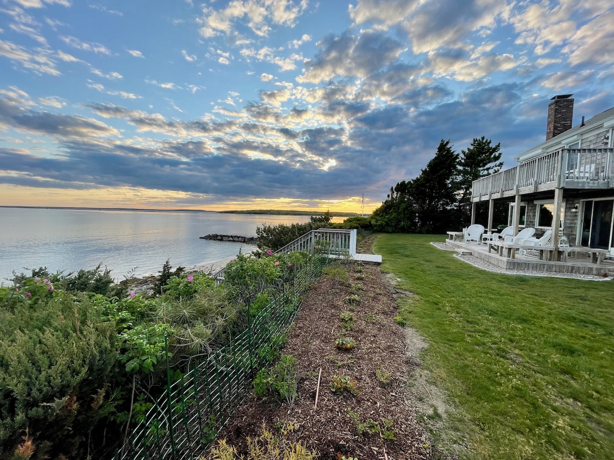 Waterfront-stunning views! Mashnee Island.