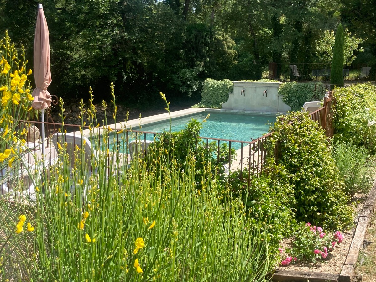 吕贝龙（ Luberon ）带温水泳池的Bastide