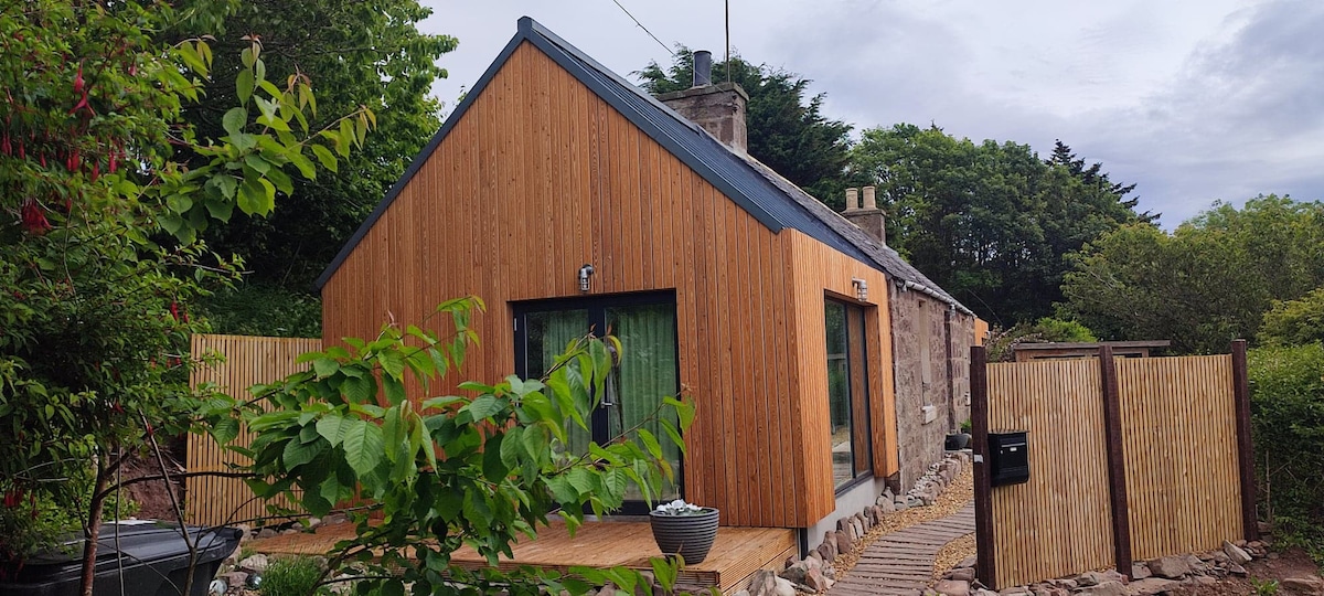 Stonehaven 2 bedroom seaside cottage with garden.