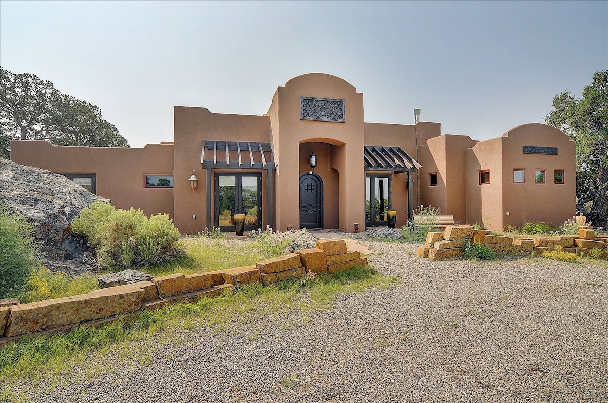 Al Fresco Retreat: SW Style Home on 1.5 Acres