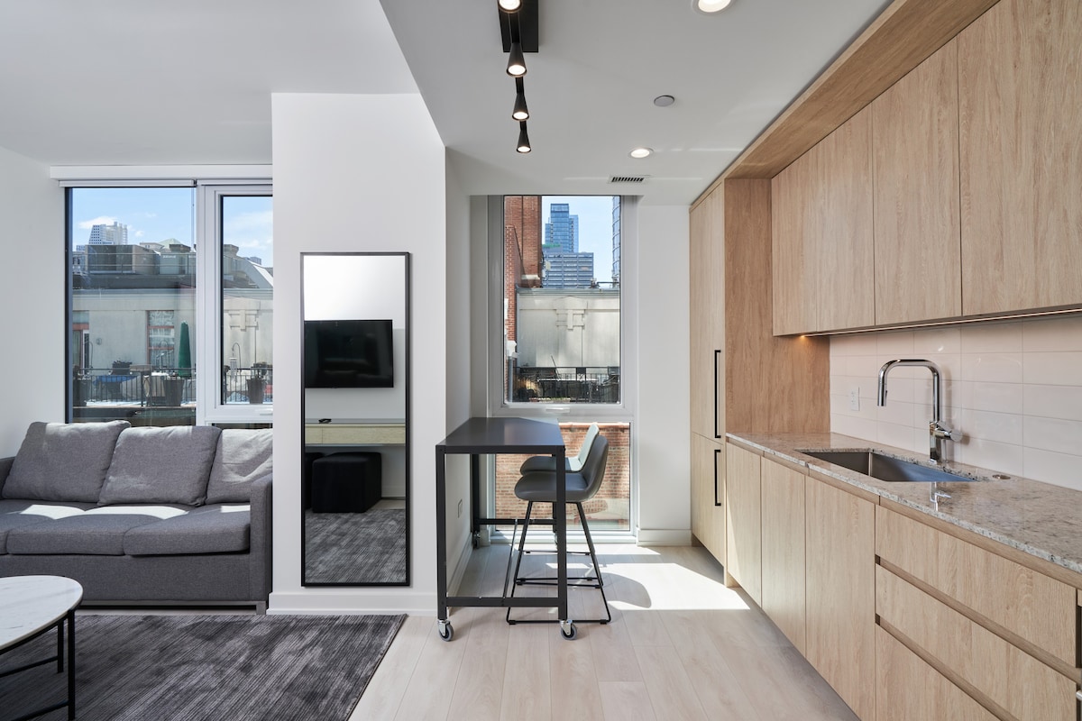 Level Modern River North Studio