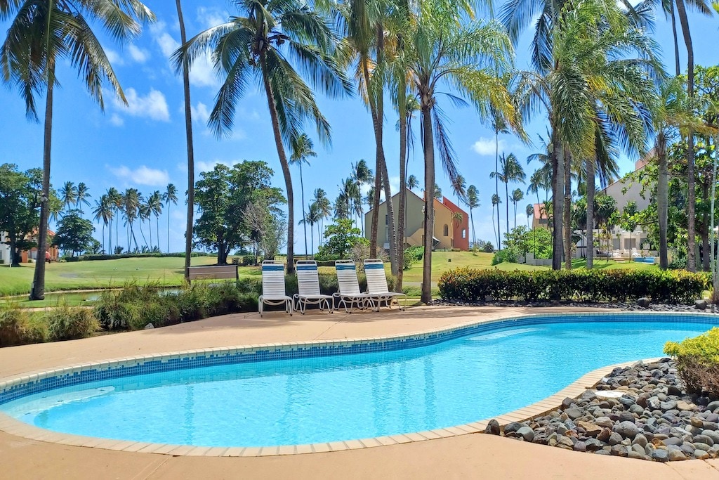 tpEnjoy  Pool-Golf View, 200yds to  Beach Comfy PH