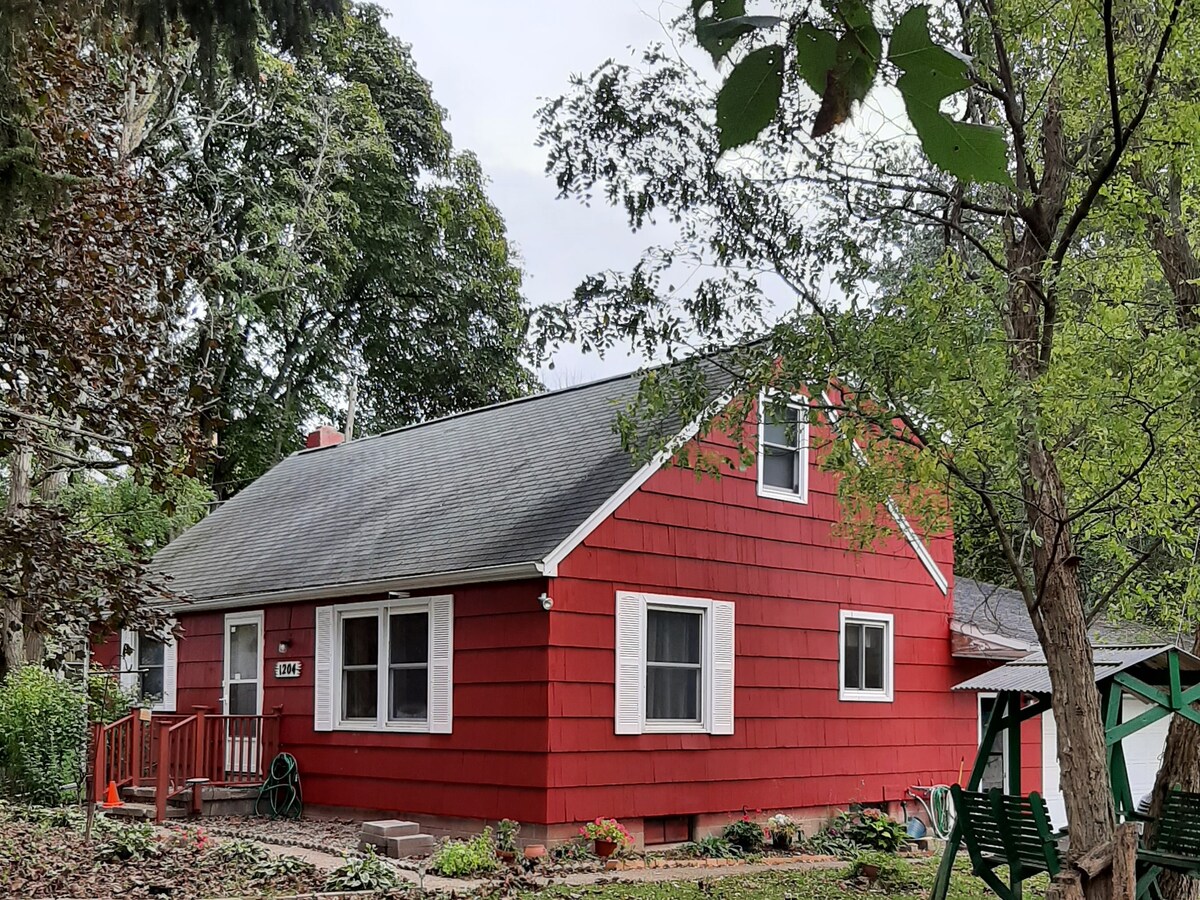 Jim and Jeanneann's Red House Rm 2